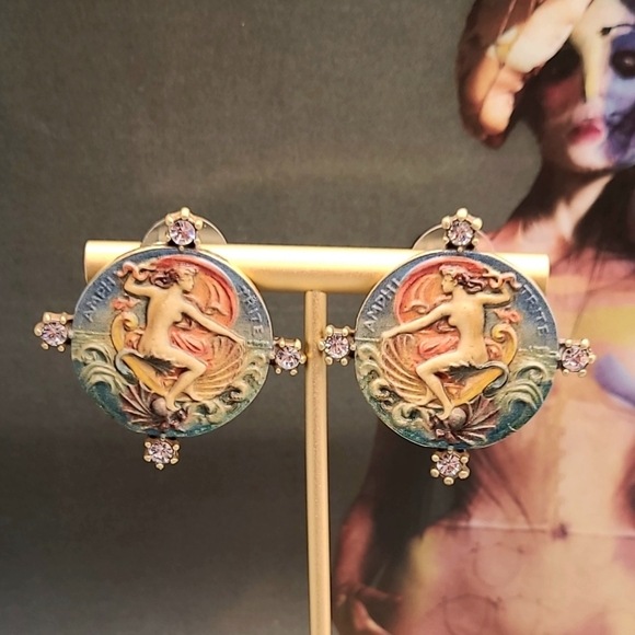 Elegant Art Nouveau Alluring Lady Crystal Crystal Embellished Gold Earrings - Picture 2 of 13